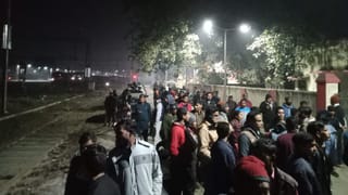 एक ही बाइक पर सवार होकर पटरी पार कर रहा था पूरा परिवार, तभी मौत बनकर आई ट्रेन; बिछ गई 5 लाशें