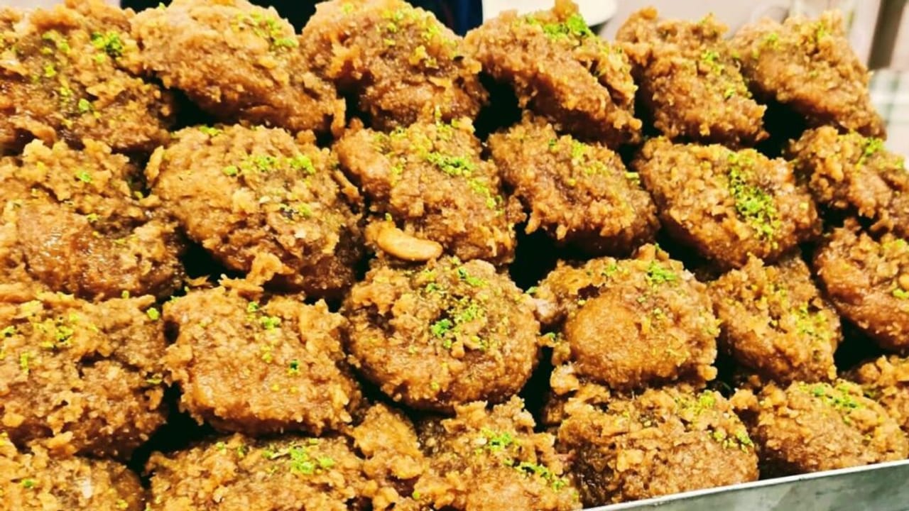 छुआरे के लड्डू, साथ में बालूशाही; क्यों फेमस हैं बागपत की ये मिठाइयां? PHOTOS