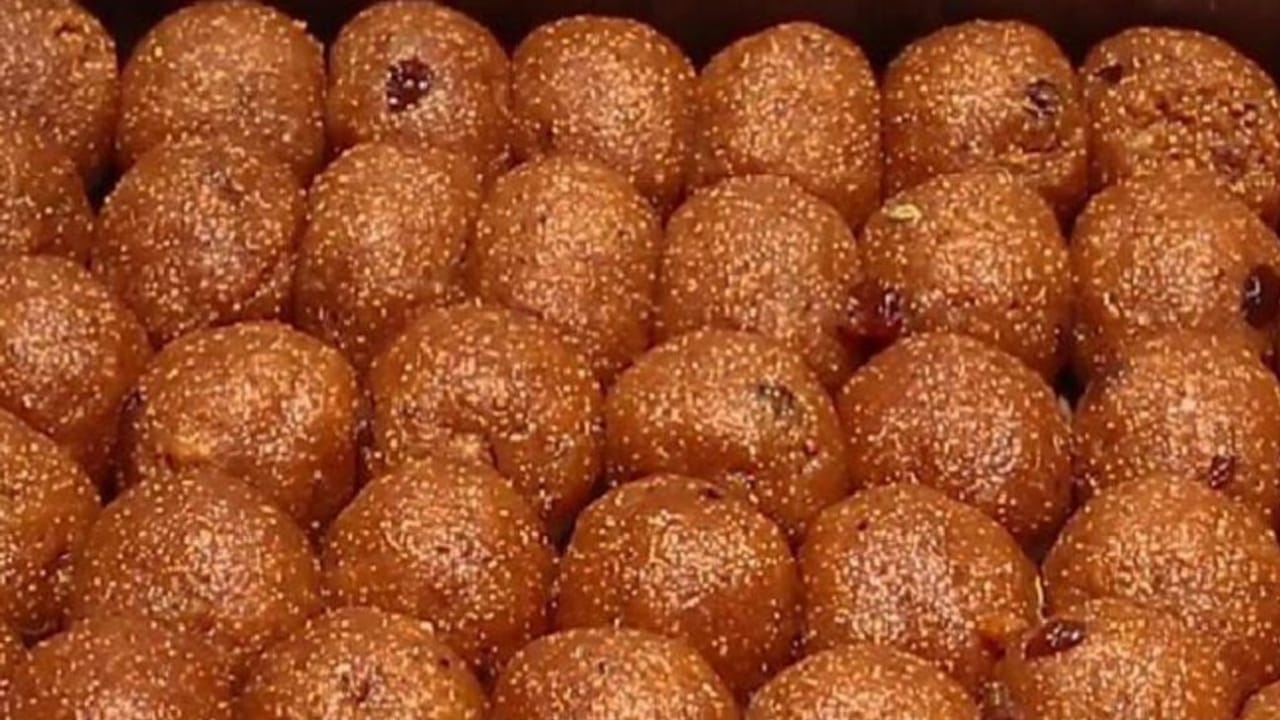 छुआरे के लड्डू, साथ में बालूशाही; क्यों फेमस हैं बागपत की ये मिठाइयां? PHOTOS