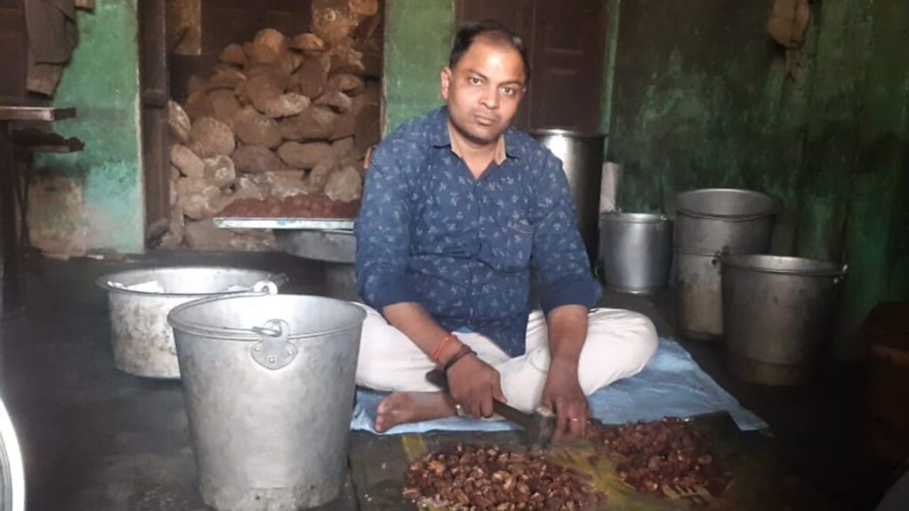 छुआरे के लड्डू, साथ में बालूशाही; क्यों फेमस हैं बागपत की ये मिठाइयां? PHOTOS
