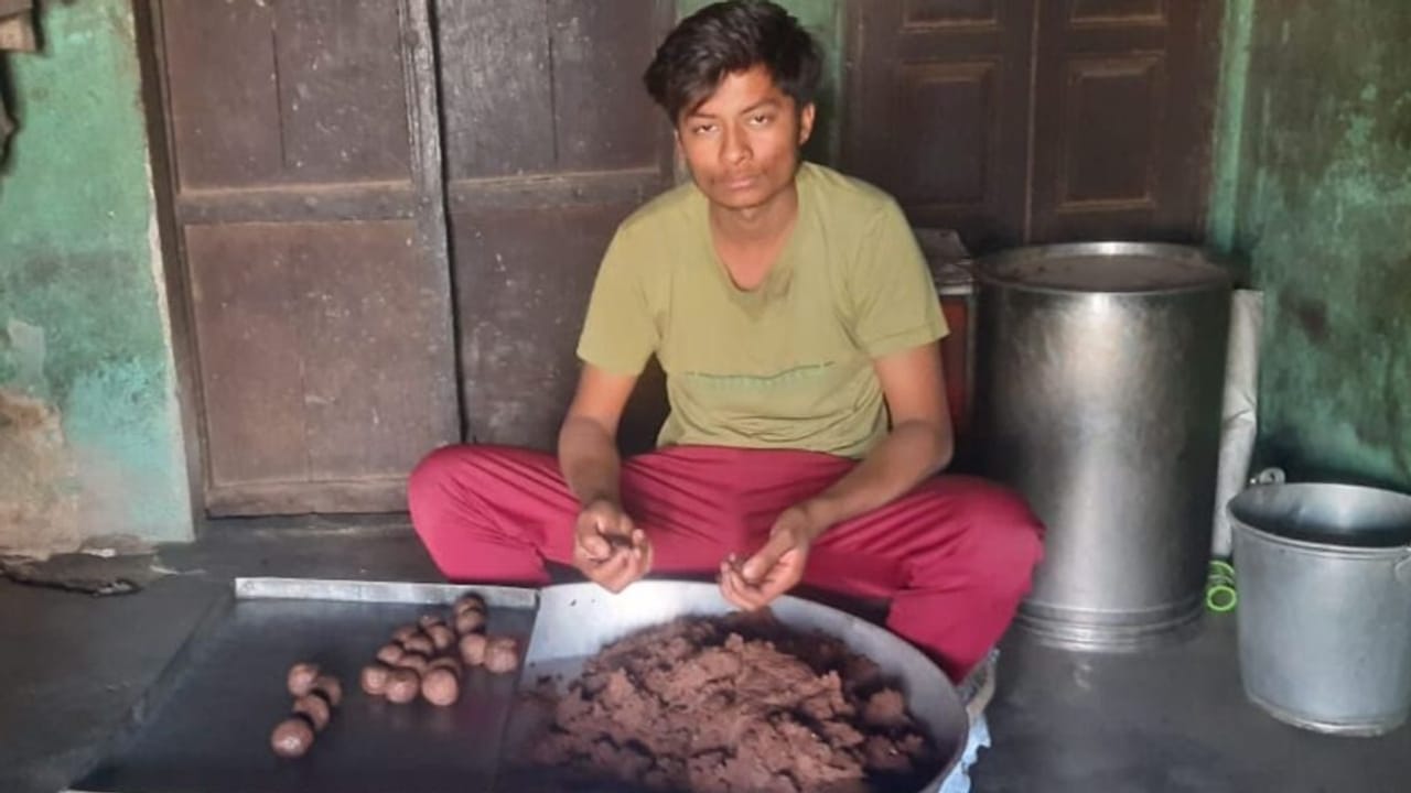 छुआरे के लड्डू, साथ में बालूशाही; क्यों फेमस हैं बागपत की ये मिठाइयां? PHOTOS