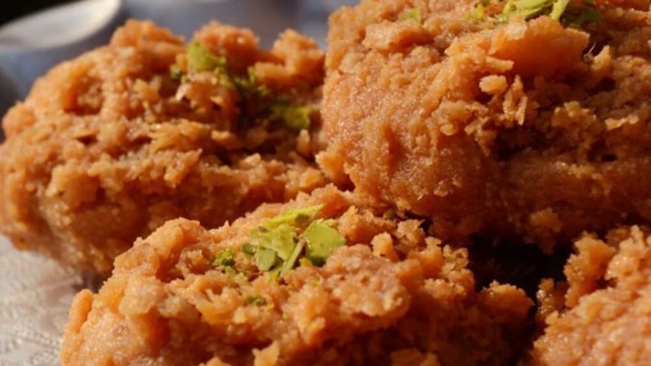 छुआरे के लड्डू, साथ में बालूशाही; क्यों फेमस हैं बागपत की ये मिठाइयां? PHOTOS