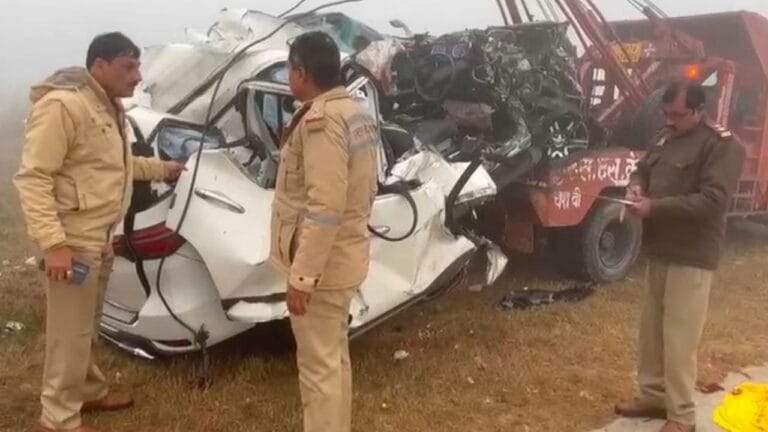 मथुरा, बस्ती के बाद उन्नाव में भी हादसा, पलटी फॉर्च्यूनर, 4 की मौत