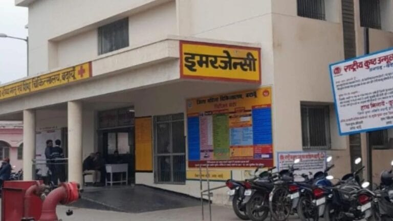 हाय रे व्यवस्था! अस्पताल के गेट पर हुई डिलीवरी, मदद को नहीं आए डॉक्टर