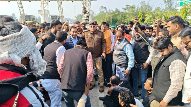 टोल प्लाजा का ठेका रद्द, 5.3 करोड़ भी जब्त... वकील की पिटाई पर एक्शन