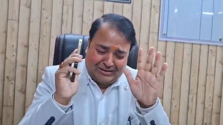 अयोध्या: GST कमिश्नर प्रशांत सिंह बुरे फंसे!  लगा 8 लाख फ्रॉड का आरोप