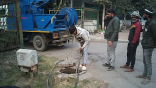 आखिर नींद से जागा ग्रेटर नोएडा प्राधिकरण, दूषित पानी की जांच के लिए 8 टीमें गठित; सीवर और ड्रेन लाइनों की पड़ताल शुरू