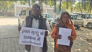 ‘साहब इच्छा मृत्यु दे दो’…. बेटे से तंग आकर बुजुर्ग मां-बाप ने डीएम से मांगी मौत