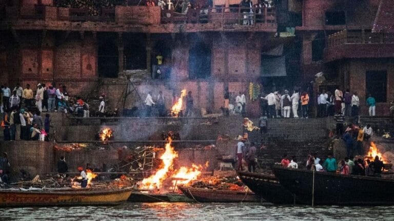 मणिकर्णिका घाट पर प्रतिमाओं के तोड़े जाने का क्या है सच? DM ने बताया