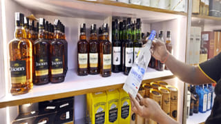 नोएडा: ठेकों पर ओवररेटिंग के खिलाफ बड़ी कार्रवाई, जिला आबकारी अधिकारी पर गिरी गाज