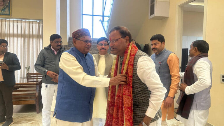 कौन हैं ओम प्रकाश सिंह? जिनके घर पंकज चौधरी ने पहुंचकर लिया आशीर्वाद