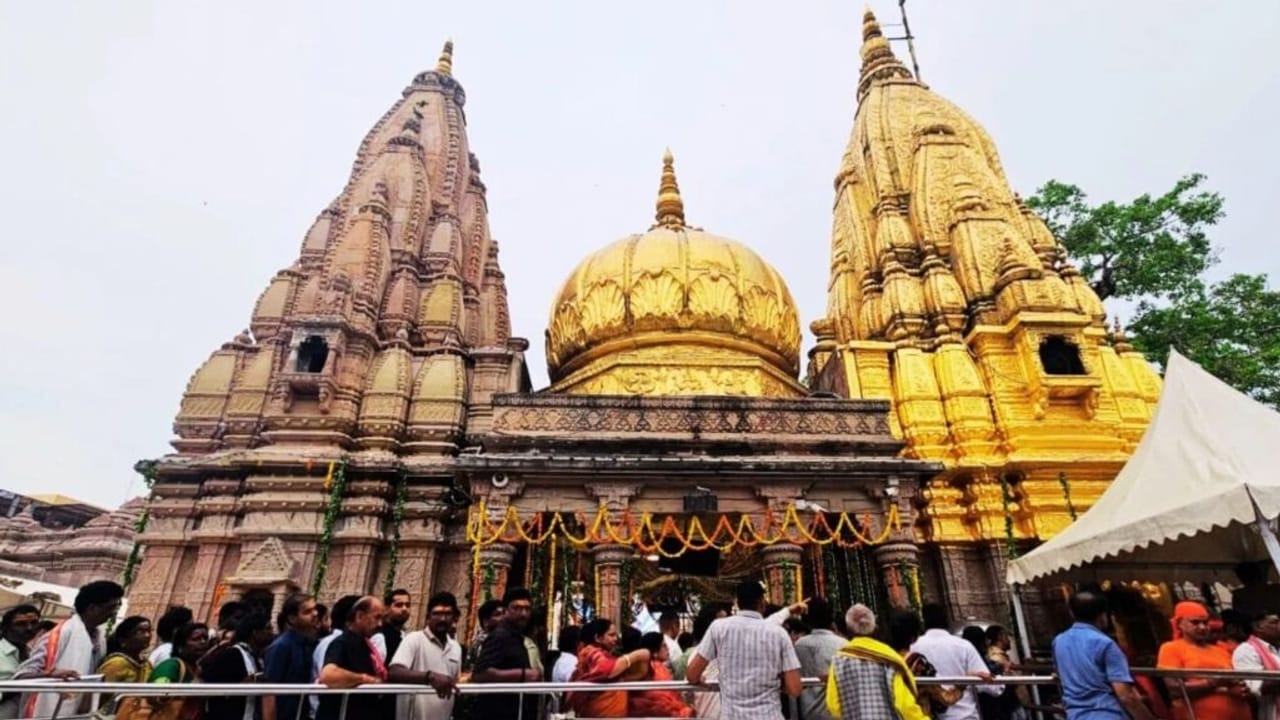 गणतंत्र दिवस पर विश्वनाथ मंदिर में पहली बार ध्वज वंदन, भगवान विश्वनाथ का भी तिरंगा श्रृंगार