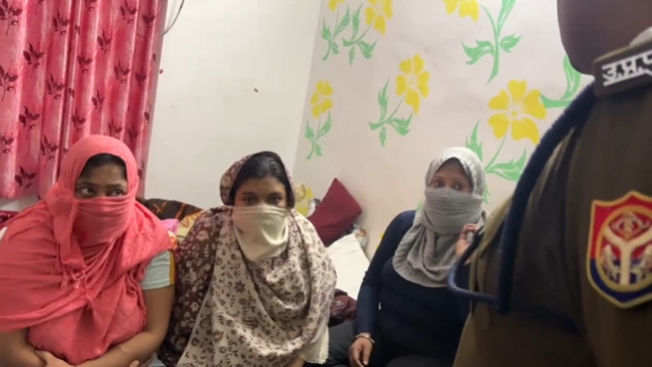 वाराणसी में सेक्स रैकेट का खुलासा, पुलिस रेड में 3 युवती समेत 4 अरेस्ट