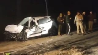 बुलंदशहर में दर्दनाक हादसा, डिवाइडर से टकराकर ट्रक में जा घुसी कार, डॉक्टर समेत 3 की मौत
