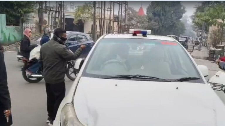 UP: SDM की कार ने ई-रिक्शा को मारी टक्कर, स्कूली बच्चे घायल