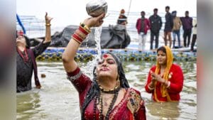 माघ मेले में उमड़ा श्रद्धा का सैलाब, 10 बजे तक 9 लाख लोगों ने लगाई डुबकी; PHOTOS