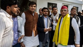 जिस अवधेश साहू को CM के हाथों ने नहीं मिला सम्मान, उसे अखिलेश ने दिया 51 हजार!