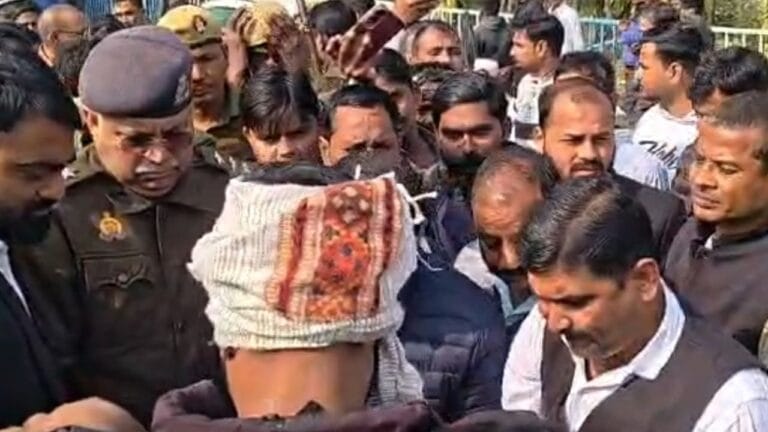 साथी की पिटाई के बाद वकीलों का बवाल, 25 घंटे से टोल प्लाजा फ्री