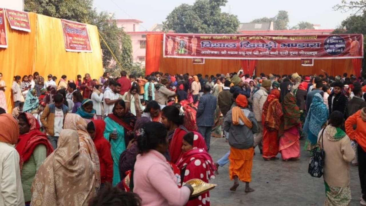 मकर संक्रांति पर बाबा गोरखनाथ को CM योगी का खिंचड़ी प्रसाद, मंदिर पहुंचे 3 लाख श्रद्धालु; देखें Photos