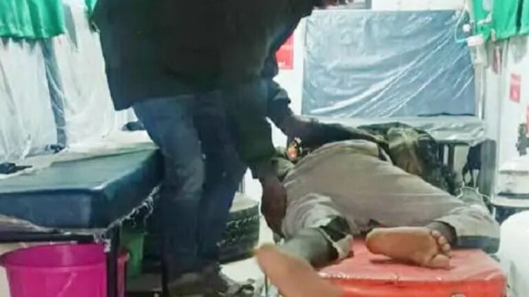 प्रेमिका से मिलने गए युवक को भीड़ ने घेरा तो GF संग लगा दी छत से छलांग