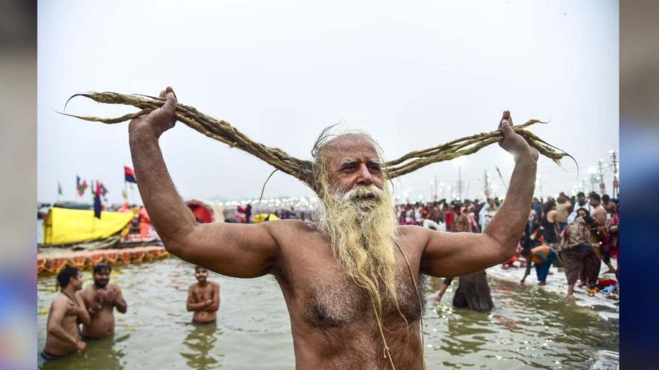 कड़ाके की ठंड में दिखा आस्था का दम… माघ मेले में 10 घाटों पर उमड़े साधु-संत, आप भी देखें मनमोहक तस्वीरें