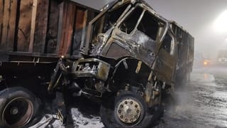 इटावा में दो ट्रकों की टक्कर, एक में लगी आग, केबिन में फंसे चालक के सिर्फ हड्डियां बचीं