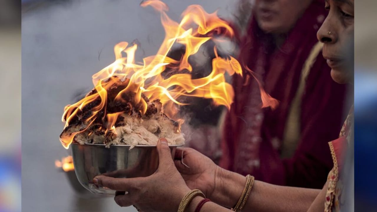 कड़ाके की ठंड में दिखा आस्था का दम… माघ मेले में 10 घाटों पर उमड़े साधु-संत, आप भी देखें मनमोहक तस्वीरें