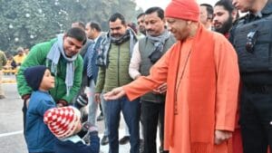 मकर संक्रांति पर बाबा गोरखनाथ को CM योगी का खिंचड़ी प्रसाद, मंदिर पहुंचे 3 लाख श्रद्धालु; देखें Photos