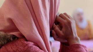 ‘दोस्तों से संबंध बनाओ वरना’…. पति रोज करता है टॉर्चर, पत्नी को बाजार में बेचने की देता है धमकी