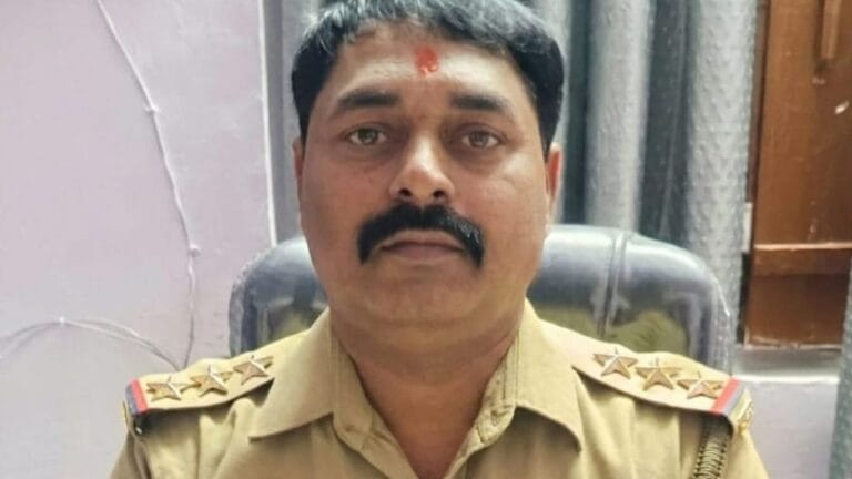 पुलिस ने पीड़ित को बना दिया आरोपी, वीडियो वायरल होने पर सच आया सामने