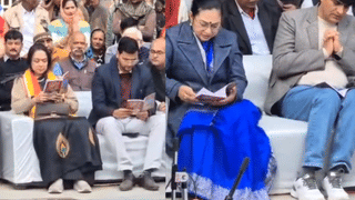 जूते पहन कर सुंदरकांड में शामिल हो गईं हेमा मालिनी! मच गया बवाल