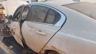 नोएडा में फिर भयानक सड़क हादसा, ओवरटेक करते वक्त जैगुआर कार की ट्रक से टक्कर, एक युवती की मौत, 3 घायल