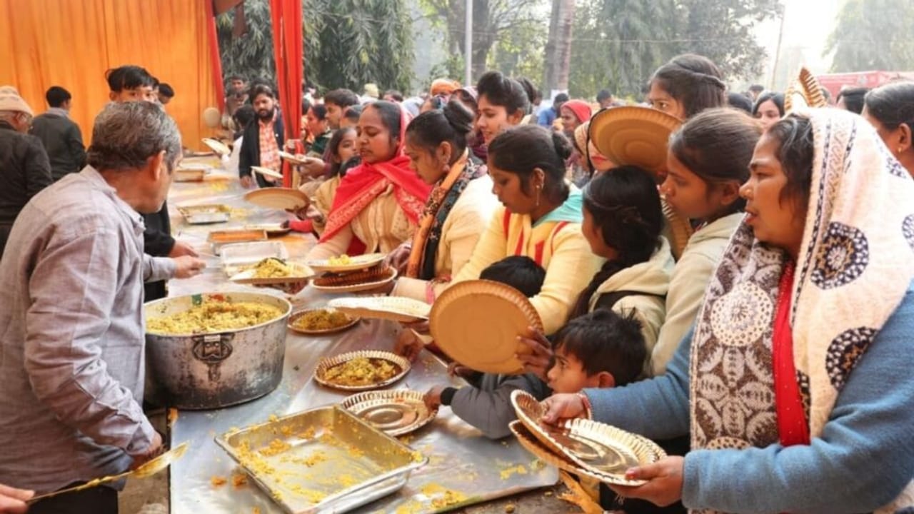 मकर संक्रांति पर बाबा गोरखनाथ को CM योगी का खिंचड़ी प्रसाद, मंदिर पहुंचे 3 लाख श्रद्धालु; देखें Photos
