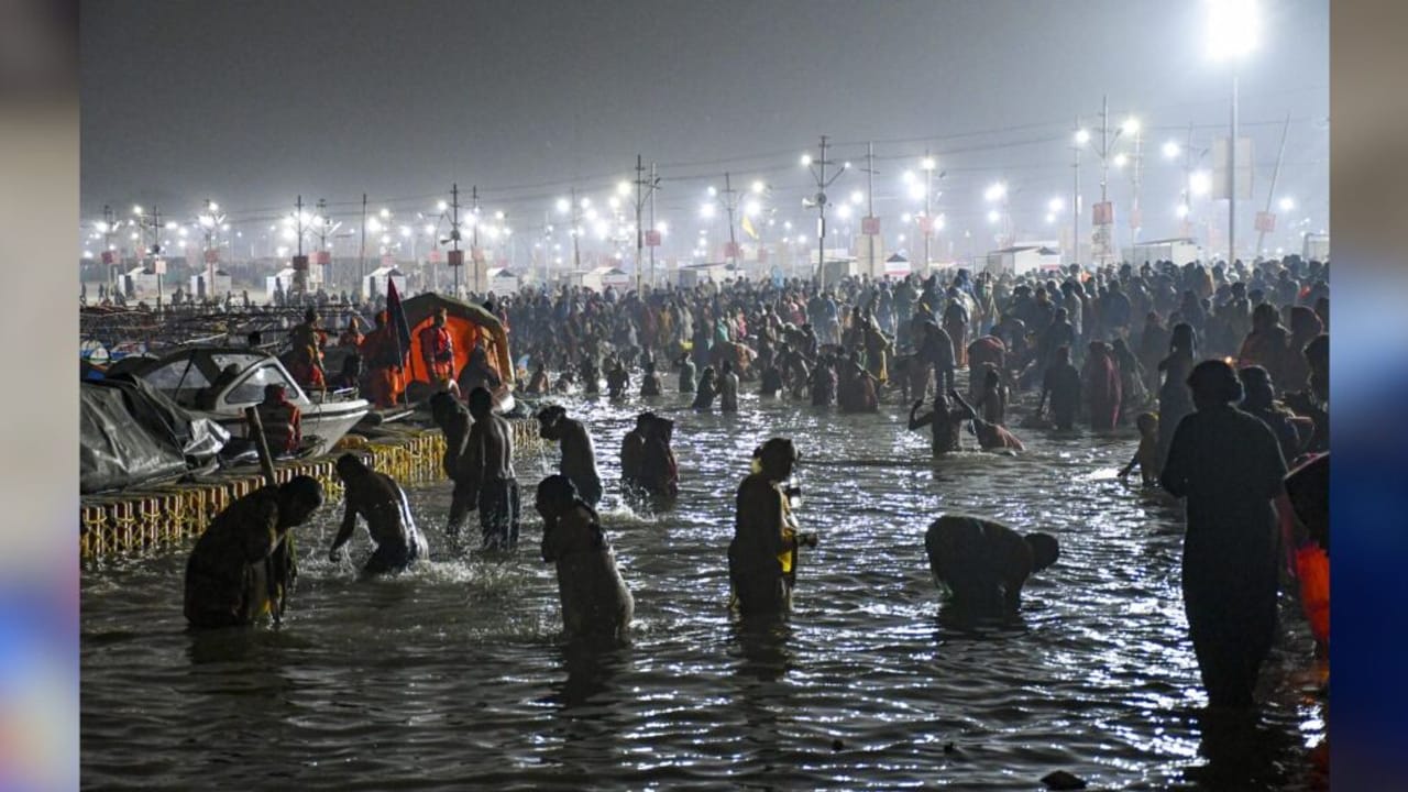 कड़ाके की ठंड में दिखा आस्था का दम… माघ मेले में 10 घाटों पर उमड़े साधु-संत, आप भी देखें मनमोहक तस्वीरें