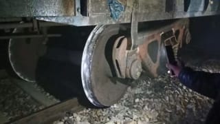 बदायूं: ट्रैक पर सांड देख लोको पायलट ने लगाई इमरजेंसी ब्रेक, मालगाड़ी डिरेल, कई ट्रेनें प्रभावित