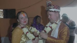 मास्को से बाबा विश्वनाथ की नगरी पहुंचा रूसी कपल, गंगा तट पर ली सात जन्मों तक साथ निभाने की कसम