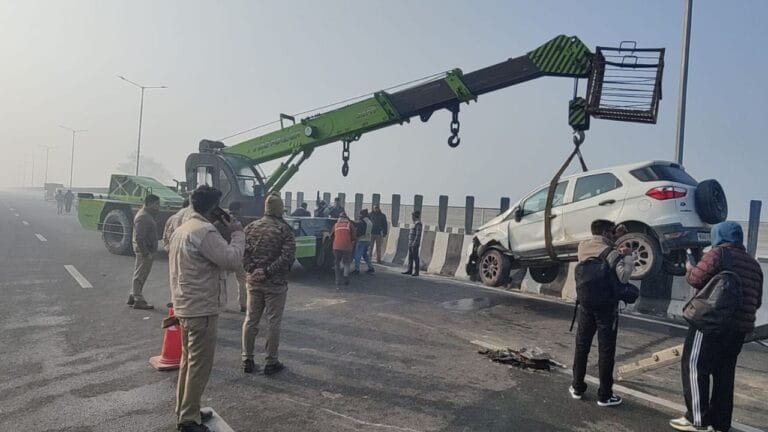 बागपत में भीषण सड़क हादसा, एक साथ टकराई कई गाड़ियां, 25 यात्री घायल