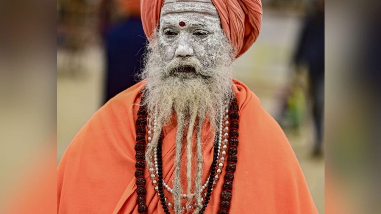 कड़ाके की ठंड में दिखा आस्था का दम… माघ मेले में 10 घाटों पर उमड़े साधु-संत, आप भी देखें मनमोहक तस्वीरें