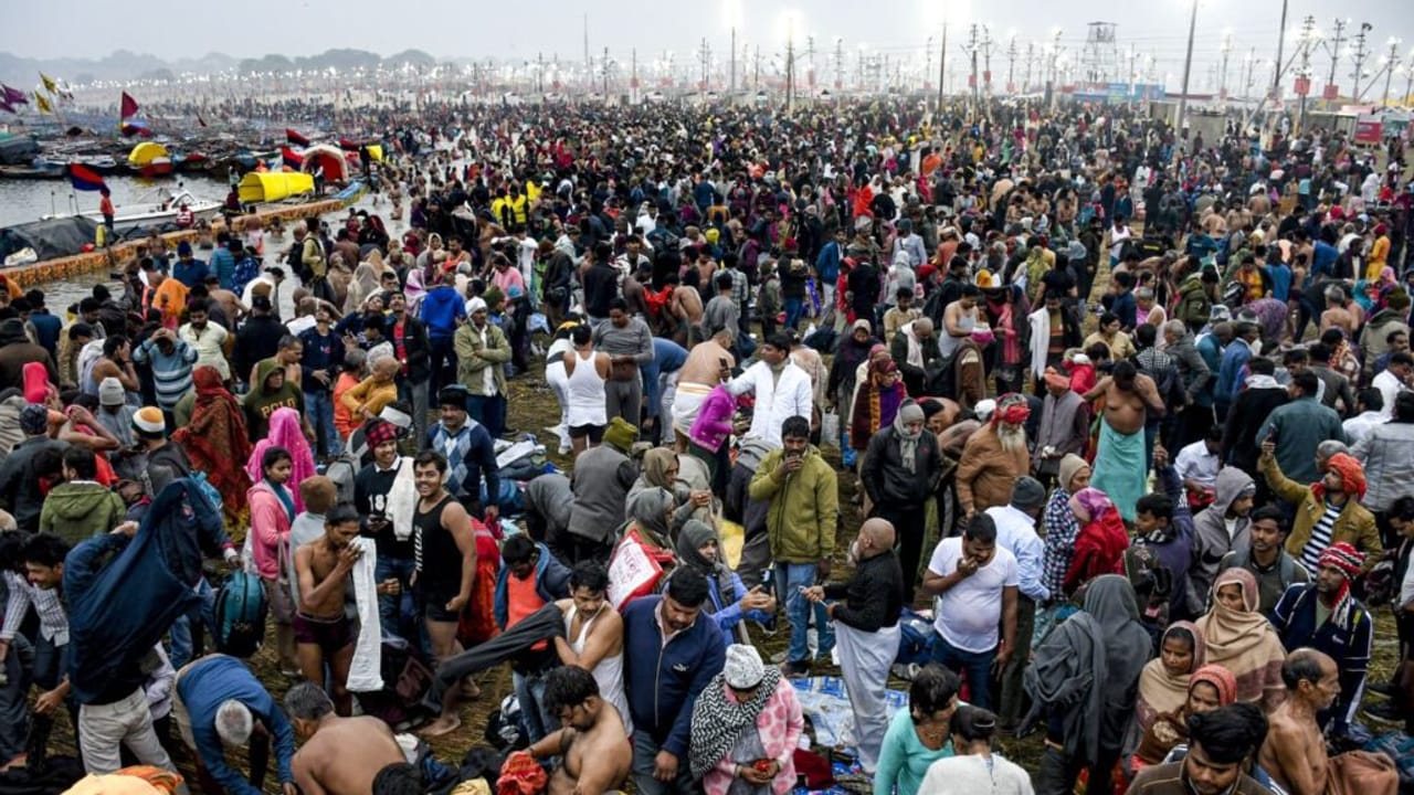 कड़ाके की ठंड में दिखा आस्था का दम… माघ मेले में 10 घाटों पर उमड़े साधु-संत, आप भी देखें मनमोहक तस्वीरें