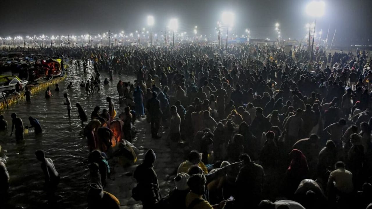 माघ मेले में उमड़ा श्रद्धा का सैलाब, 10 बजे तक 9 लाख लोगों ने लगाई डुबकी; PHOTOS