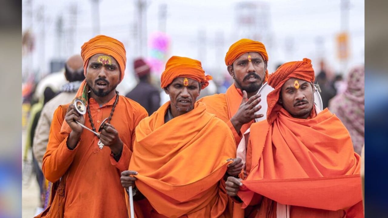 कड़ाके की ठंड में दिखा आस्था का दम… माघ मेले में 10 घाटों पर उमड़े साधु-संत, आप भी देखें मनमोहक तस्वीरें