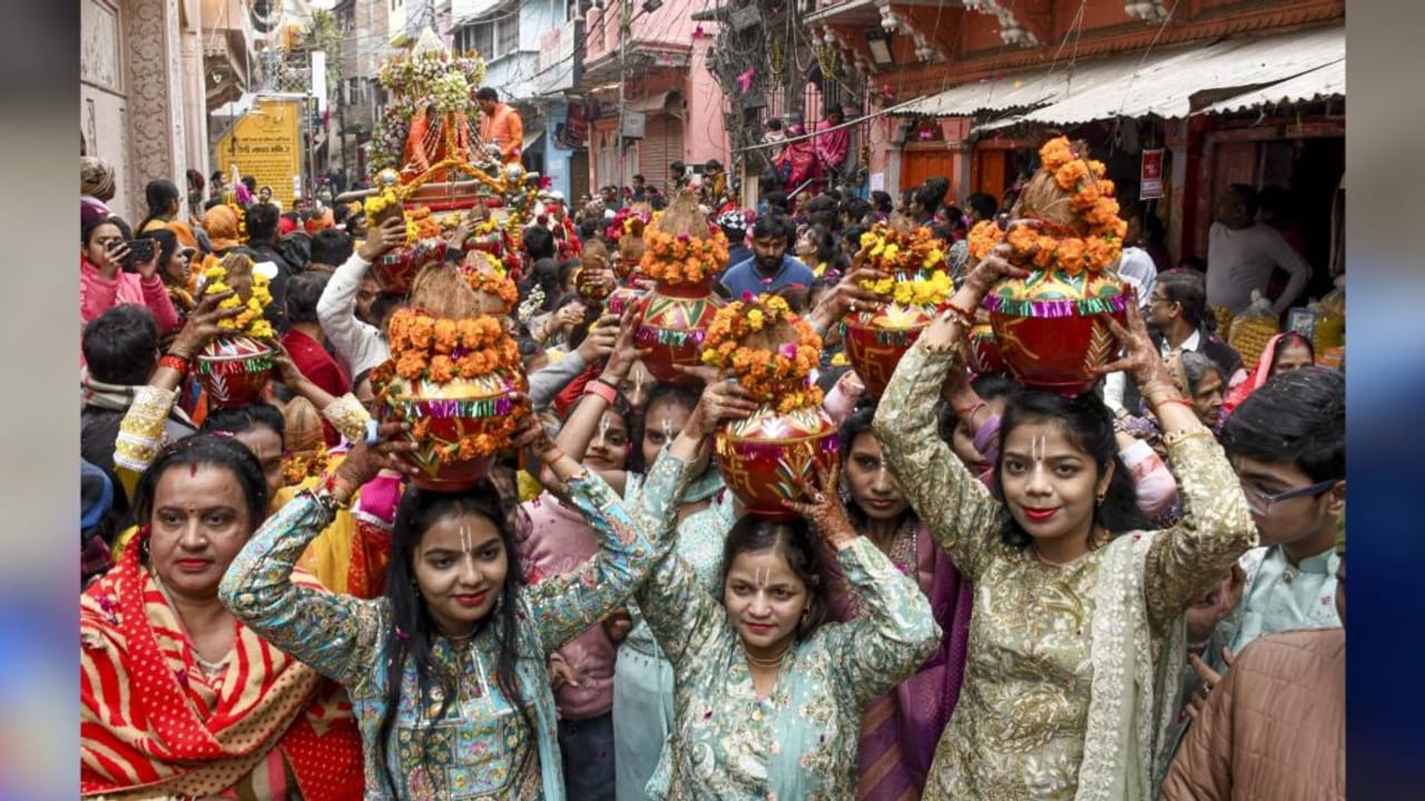 कड़ाके की ठंड में दिखा आस्था का दम… माघ मेले में 10 घाटों पर उमड़े साधु-संत, आप भी देखें मनमोहक तस्वीरें