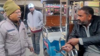 गजब! सांप ने डंसा तो पकड़कर अस्पताल पहुंच गया ई-रिक्शा चालक, देखते ही मचा हड़कंप