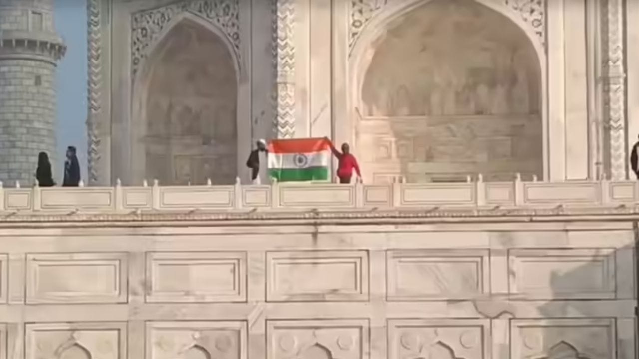 ताजमहल में हिंदू महासभा ने फहराया तिरंगा, राष्ट्रगान भी गाया, Video