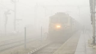 कोहरे ने रोकी रेलवे की रफ्तार, 8 घंटे लेट चल रही है गोरखधाम… पटरियों पर रेंग रही ट्रेनों की लिस्ट