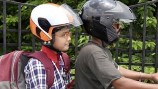 UP में बाइक खरीदने गए हैं तो साथ में 2 हेलमेट लेना जरूरी, वरना नहीं मिलेगी मोटरसाइकिल