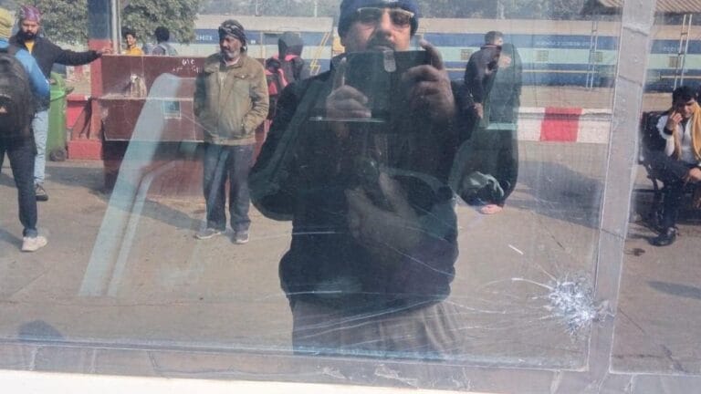 देवबंद में वंदे भारत पर पथराव, शीशा टूटने से यात्रियों में मचा हड़कंप