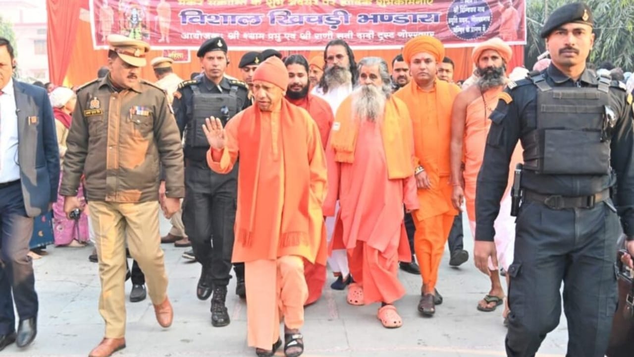 मकर संक्रांति पर बाबा गोरखनाथ को CM योगी का खिंचड़ी प्रसाद, मंदिर पहुंचे 3 लाख श्रद्धालु; देखें Photos