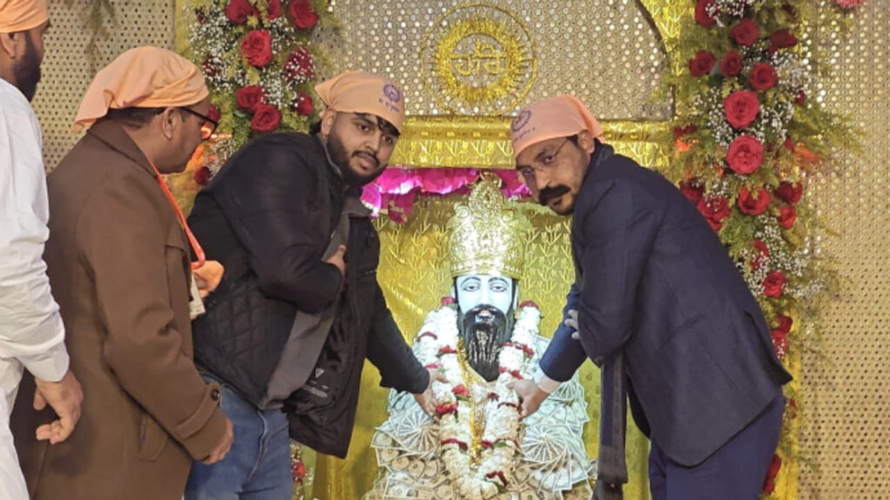 649वीं रविदास जयंती: सीर गोवर्धनपुर में लाखों श्रद्धालु उमड़े, NRI भक्तों ने चढ़ाई डॉलर की माला