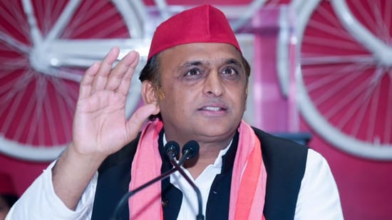 जेल जाते रामभद्राचार्य… शंकराचार्य को लेकर अखिलेश का CM योगी पर हमला